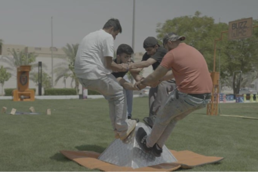 تحدي الوقوف على الهرم